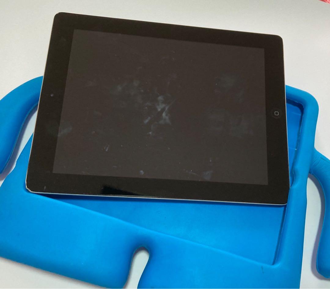Ipad 3 (Category: iPad) located in Singapore. Submitted by jacy33 (Listing ID 1034437867, Image 3). Description: Corners dented, slight scratches at front (last photo, not visible when ipad screen is on) and back, speaker not working. Battery fine, can use wifi to access internet Ipad3 can only download last compatible version of apps (by following some steps) because latest software available update is only iOS 9.3.5.