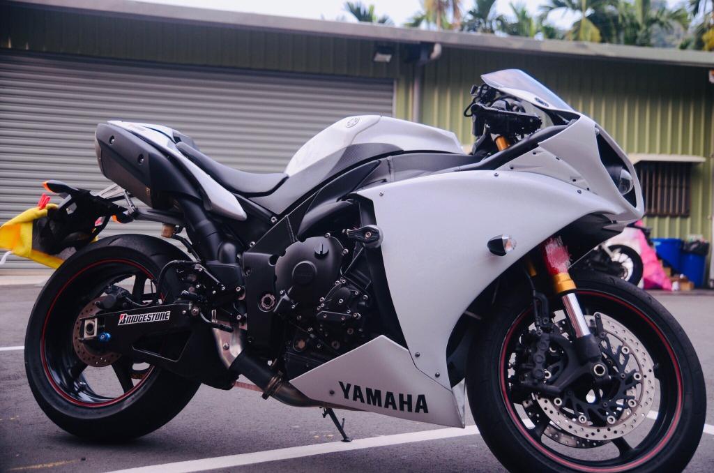 Yamaha Yzf R1 珍珠白跑車等級 機車 重機在旋轉拍賣