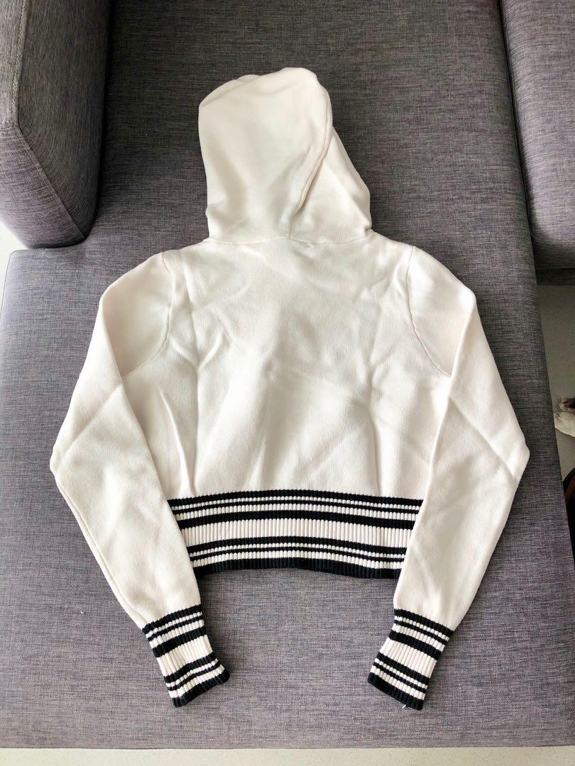 Zara cropped hoodie, Women's Fashion, Coats, Jackets and Outerwear on  Carousell