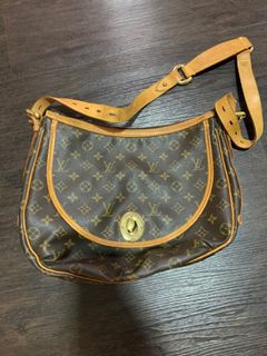 (Category: ) located in . Submitted by abbeyprelovedcloset (Listing ID 1034736353, Image 1). Description: .