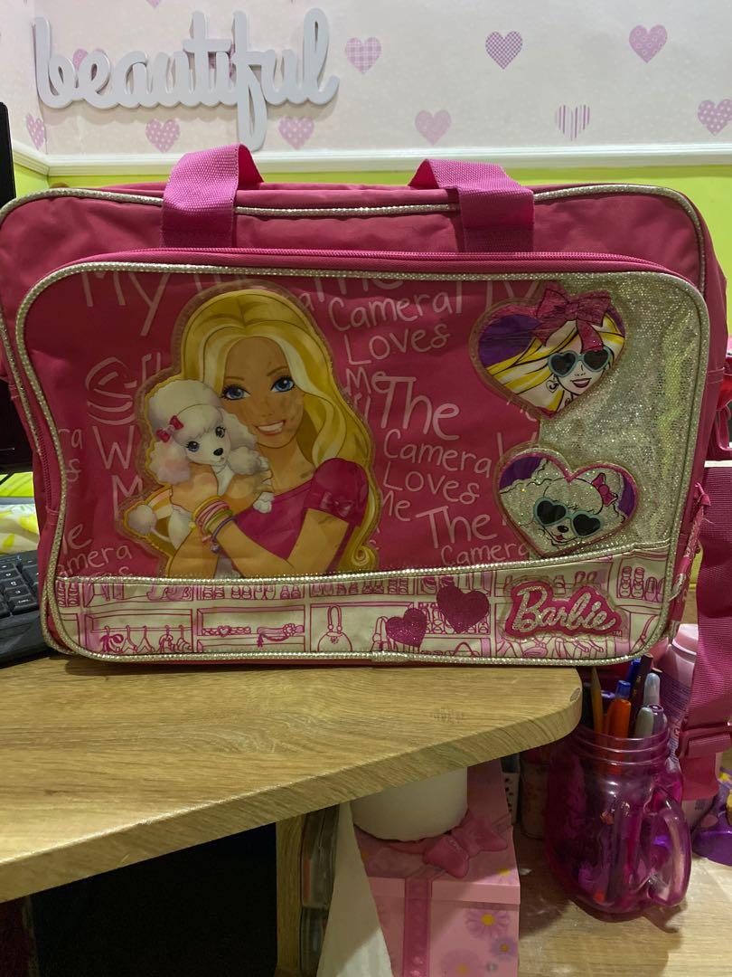 Barbie travel bag (Category: Diaper Bags & Wetbags) located in Paranaque City. Submitted by andcolli (Listing ID 1034677553, Image 2). Description: Barbie travel bag Original/Authentic Preloved flaw shown last pic No major flaws Still in good condition Needs wash Measurement: Height 11.5in. x Length 15.5in. x Width 4.5in. .