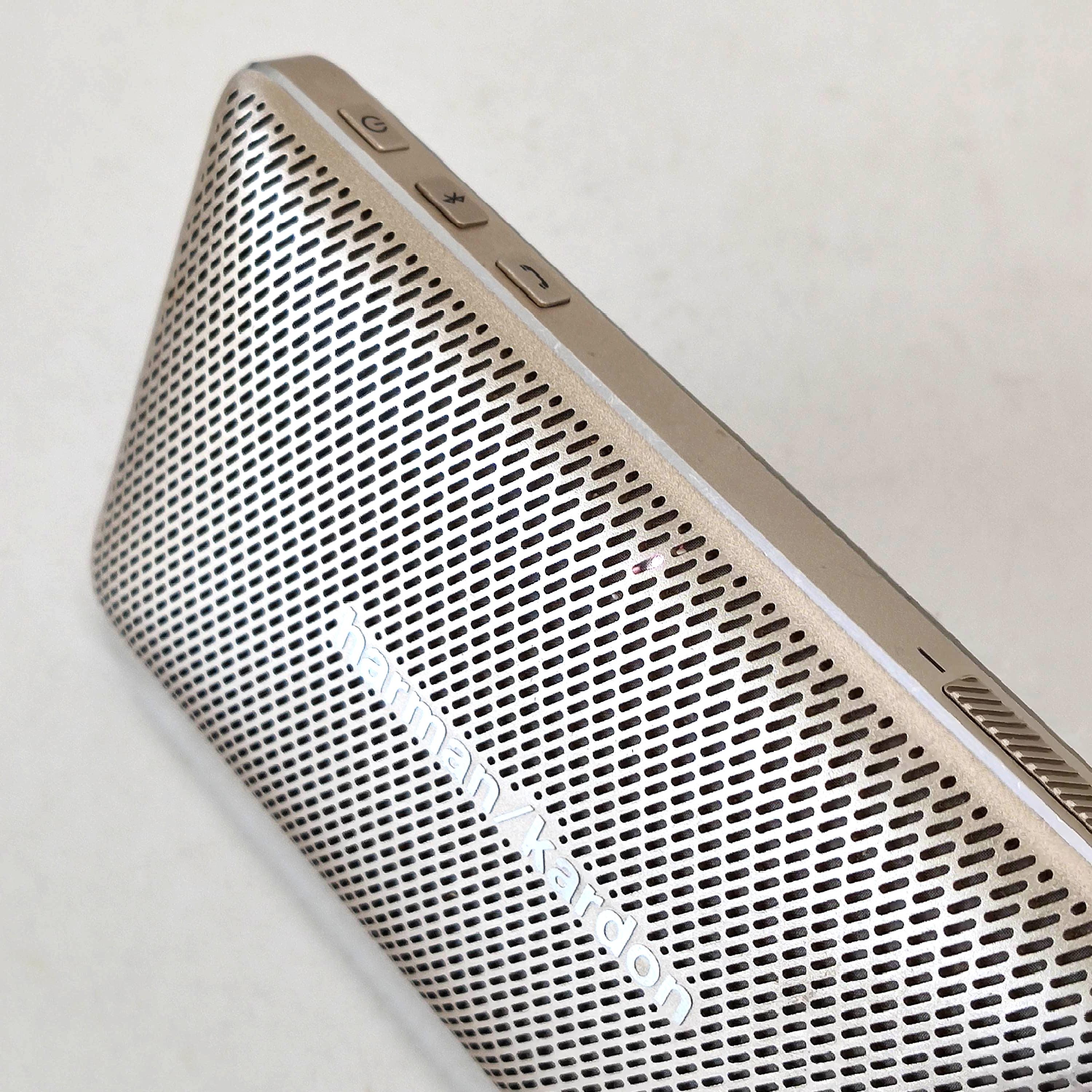 harman kardon esquire mini buzzing