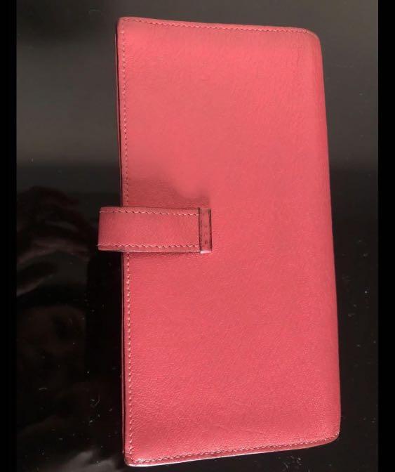 Hermes Bearn Wallet （分類：銀包、卡片套）位於 Hong Kong。 由 giannachui 提交（商品編號 1034675161，圖片 2）。簡介： Hermes Bearn Wallet 桃紅色銀扣 80%New 100%Real 有單有盒有塵袋 購於2017有單為証，一定唔會假 面交旺角地鐵站/屯門 議價不回。