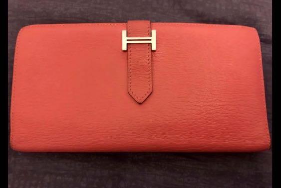 Hermes Bearn Wallet （分類：銀包、卡片套）位於 Hong Kong。 由 giannachui 提交（商品編號 1034675161，圖片 1）。簡介： Hermes Bearn Wallet 桃紅色銀扣 80%New 100%Real 有單有盒有塵袋 購於2017有單為証，一定唔會假 面交旺角地鐵站/屯門 議價不回。
