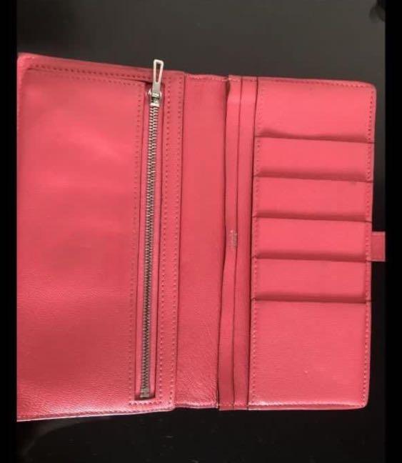 Hermes Bearn Wallet （分類：銀包、卡片套）位於 Hong Kong。 由 giannachui 提交（商品編號 1034675161，圖片 3）。簡介： Hermes Bearn Wallet 桃紅色銀扣 80%New 100%Real 有單有盒有塵袋 購於2017有單為証，一定唔會假 面交旺角地鐵站/屯門 議價不回。