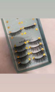 SET OF LASHES