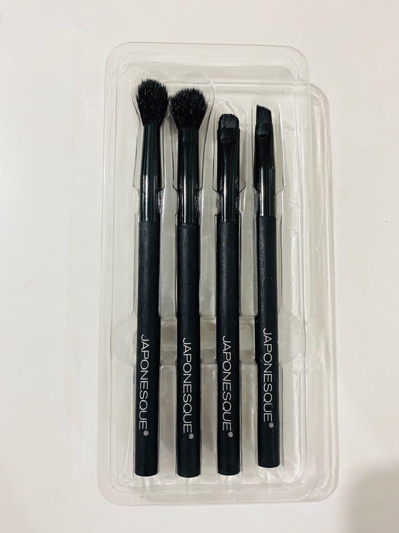 Velvet touch eye brush set (Category: Makeup) located in Manila. Submitted by elvbee (Listing ID 1034657442, Image 1). Description: From website: Exclusive Set includes: • Crease Blending brush is a makeup artist favorite, containing silky synthetic fibers that taper to a fluffy dome for exceptional airbrushed color diffusion. • Pointed Crease Blending brush has a uniquely designed brush head to easily blend color into the eye crease area. The sp