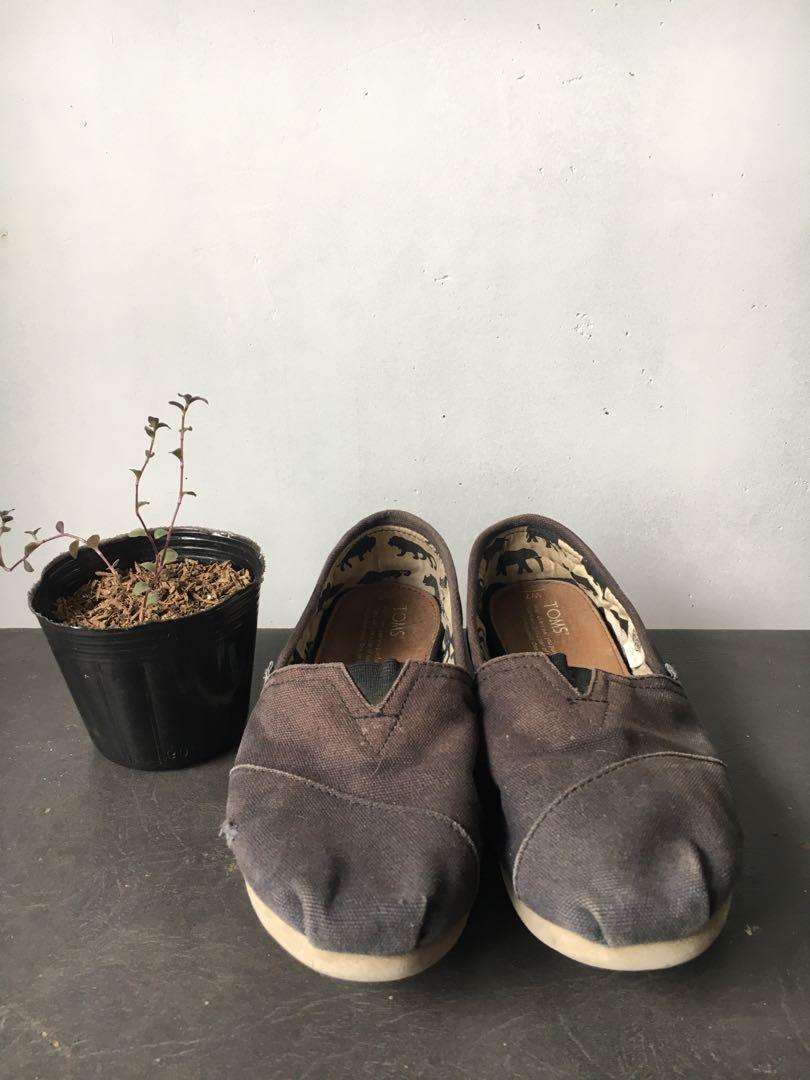 Bundle of 2 Toms shoes size 7 Super Sale