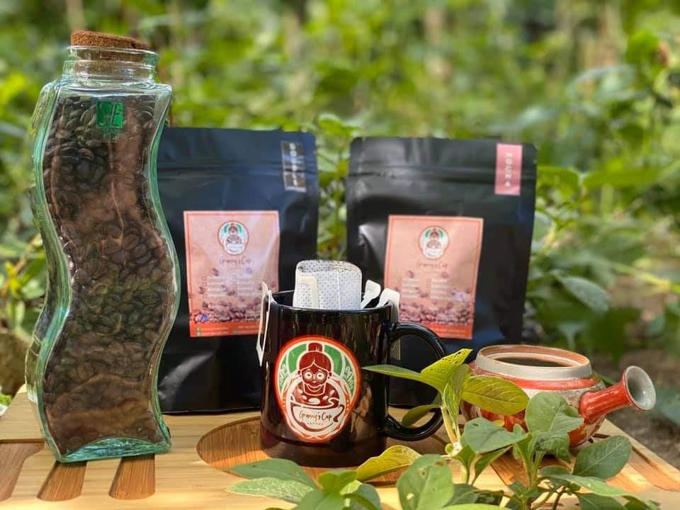 Coffee Drip (Category: Beverages) located in Cavite. Submitted by qapirazzo_voutik23 (Listing ID 1034922599, Image 1). Description: Enjoy high quality brewed coffee at home, office, or anywhere you go! Granny's Cup single serve pour-over coffee are portable and convenient. Just place the packet filter over any cup and gently pour hot water. Enjoy café quality drip coffee anytime minus the machine! Coffee Drip Solo Pack, We also supply bulk orders