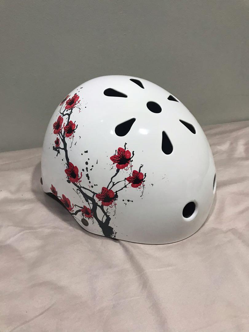 Free Delivery Oxelo Helmet Play 7 Cn Sakura White 48 52cm Sports Equipment Sports Games Skates Rollerblades Scooters On Carousell