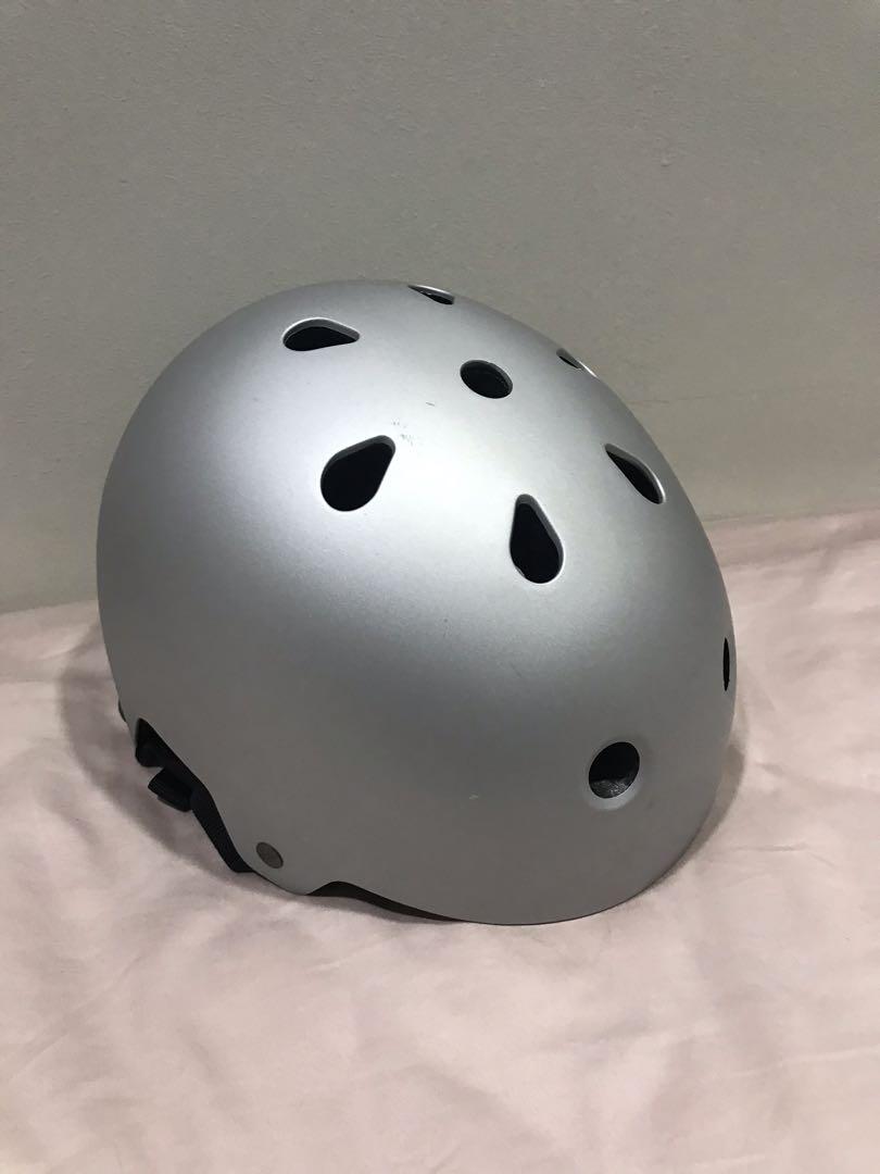 Free Delivery Oxelo Helmet Play 5 Grey 50 54cm Sports Equipment Sports Games Skates Rollerblades Scooters On Carousell