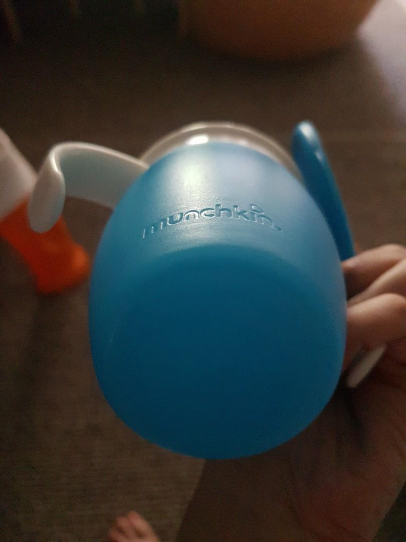 Munchkin sippy cup with lid 7oz (Category: Weaning & Toddler Feeding) located in Manila. Submitted by cicada15 (Listing ID 1034891186, Image 3). Description: comes with lid 7oz good as new.