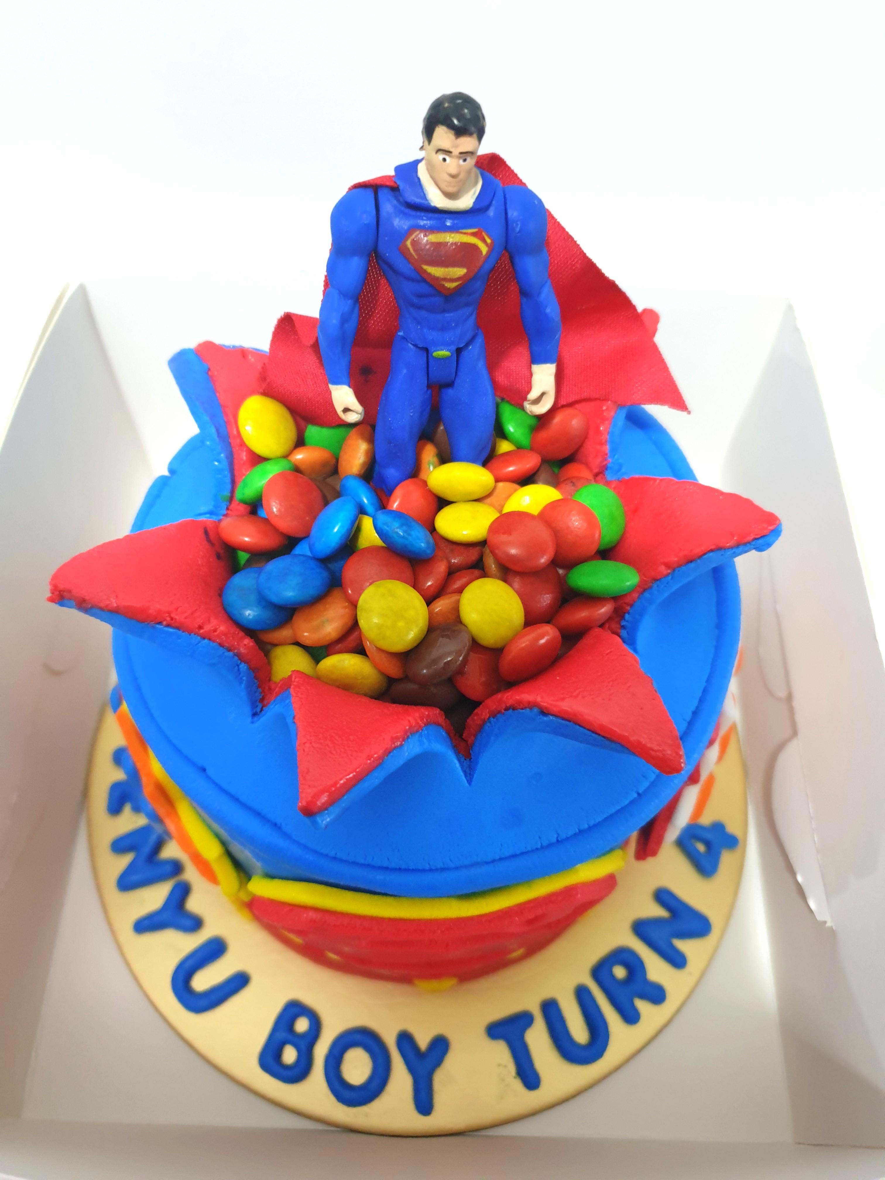 Smash Cake Superman en Alcalá de Henares - lunayfotografia