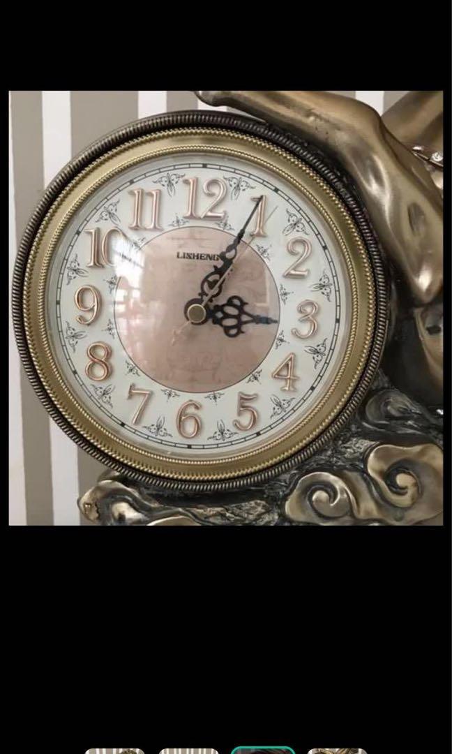 Table clock (Category: Other Home Decor) located in Singapore. Submitted by bensenooi (Listing ID 1034998527, Image 2). Description: .