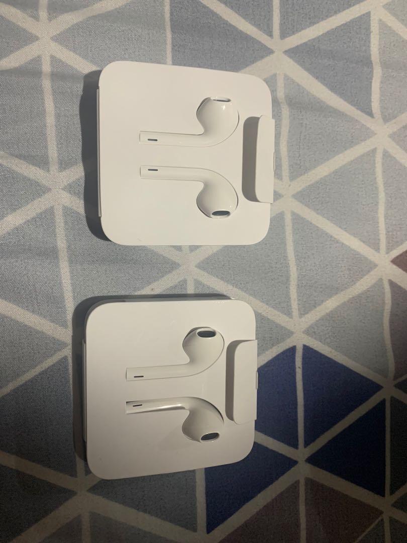 Apple Headset Original (Category: Earphones) located in Quezon City. Submitted by t33jh4y (Listing ID 1035183869, Image 1). Description: Please read carefully. What you see, is what you get Call or Text Always Online Guaranteed Authentic... 900 Each Never Been Used of Testing Shipping Only Via LBC or J&T Shipping will shoulder by the buyer Thanks..