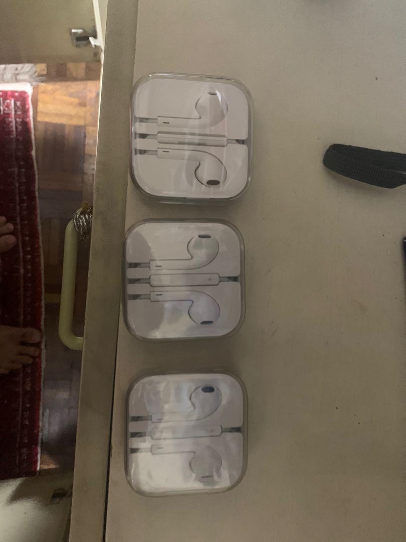 Apple IPHONE Authentic Headset (Category: Earphones) located in Quezon City. Submitted by t33jh4y (Listing ID 238605996, Image 3). Description: Original Apple Headset (Never been use or Open) Apple Earphone Authentic 3Pcs Available QC area meet up, Once sold it will be remove, Always Online Sikatuna or V. Luna Road, preferably after Lunch..