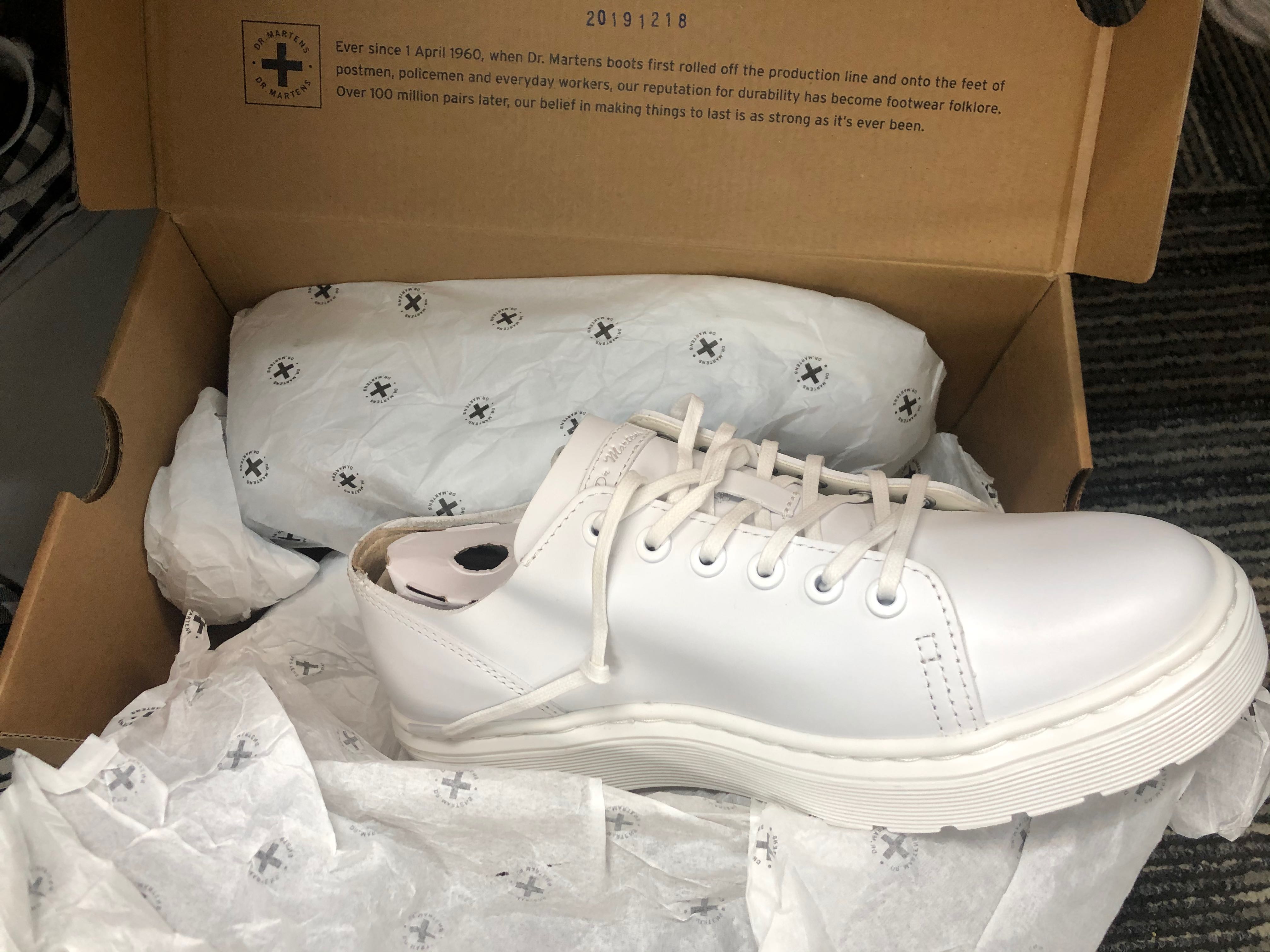 Dr Martens 全新👟 白鞋白色皮鞋, 女裝, 鞋, Loafers - Carousell