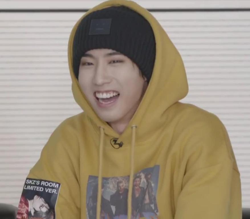 Han jisung shop yellow hoodie