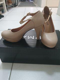 Nude pumps size 6