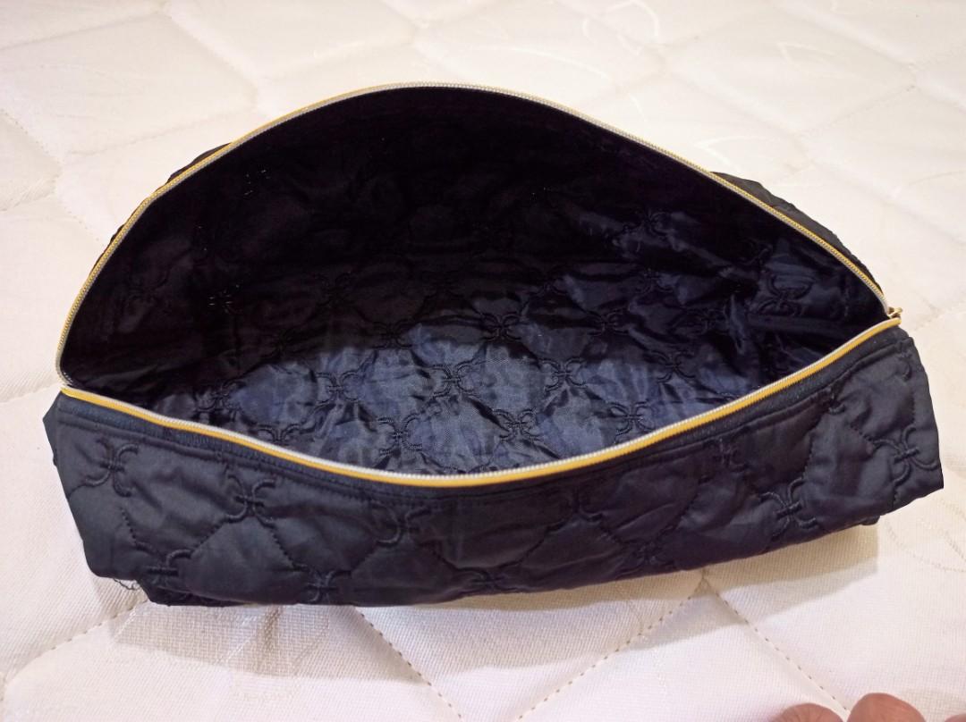 Pouch Bag (Category: Tote Bags) located in Kuala Terengganu. Submitted by pusaka.bundle (Listing ID 1035264708, Image 3). Description: 🔥Pouch Bag🔥 ────────────────────────◾Condition : 9/10 ( Ngamsoi) ◾Tiada Apa2 Defect ◾Ukuran : 30 cm ◾Price : Rm 5 ◾Pos Tambah Rm 7 🚚 ◾Dekat kita cod 🚚 ──────────────────────── 📩 Dm For More Details 📞 014-5497853 📞 Whatsapp For More Details.