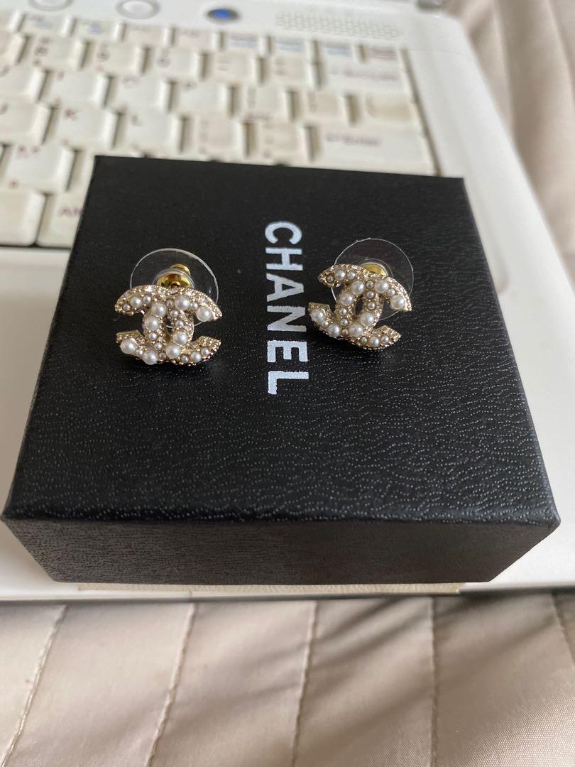 Preowned Strauss and Pearl Double C Chanel earrings A64766 Y09530 
