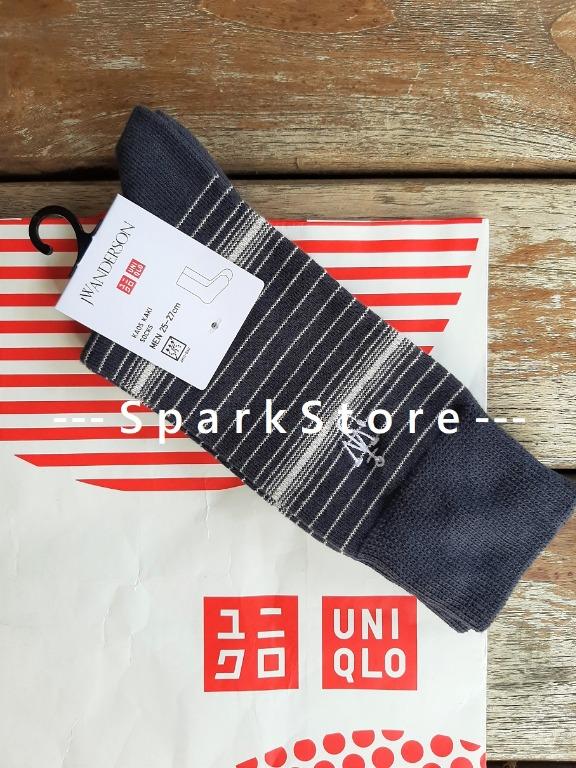  Uniqlo  x JW Anderson Kaos  Kaki  Warna Abu Abu Tua Bergaris 
