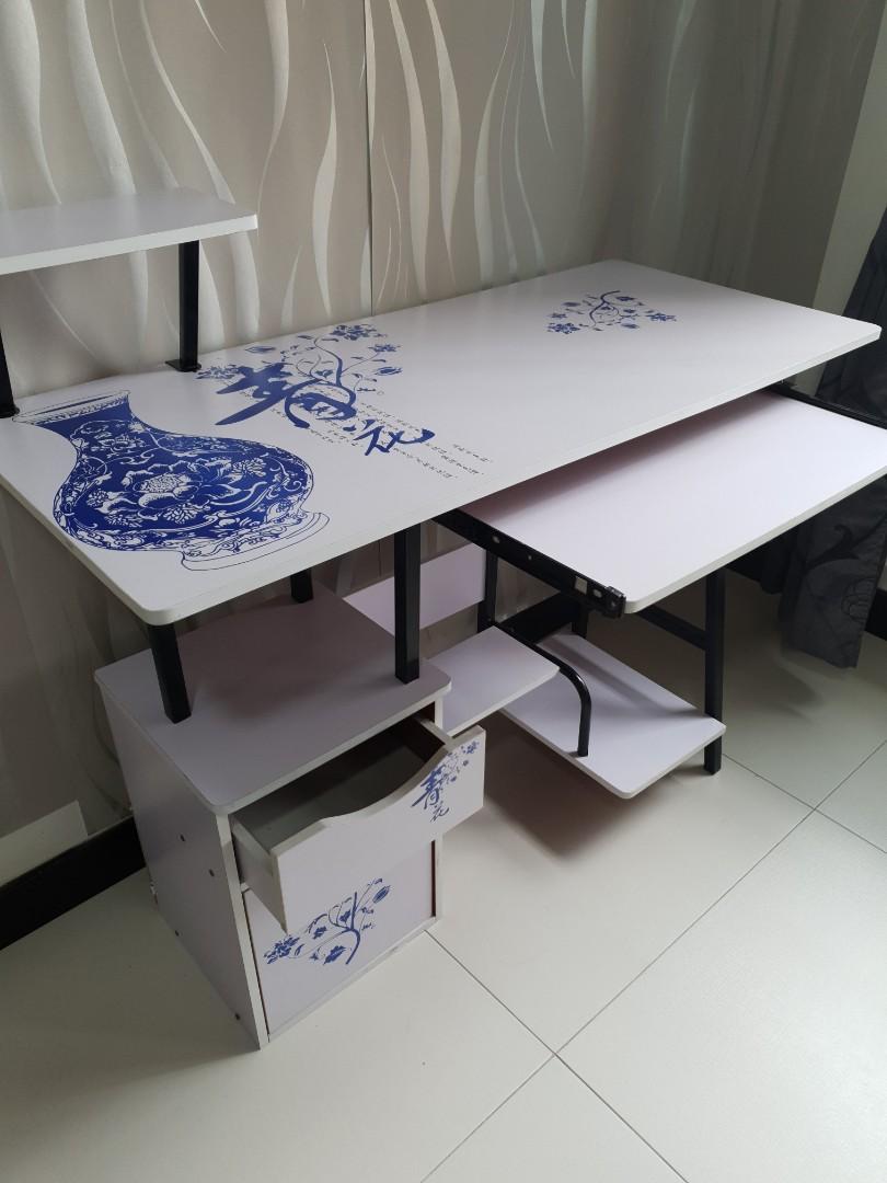 Computer Table (Category: Tables & Sets) located in Singapore. Submitted by jia_li (Listing ID 1035331820, Image 2). Description: 💥Almost New Length-39.5 Inches Width-18 Inches Height-35 Inches 💥Self Collect at Buangkok green.