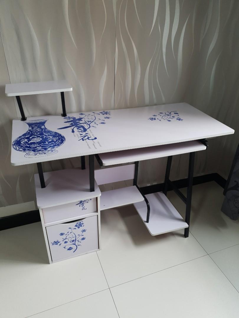 Computer Table (Category: Tables & Sets) located in Singapore. Submitted by jia_li (Listing ID 1035331820, Image 1). Description: 💥Almost New Length-39.5 Inches Width-18 Inches Height-35 Inches 💥Self Collect at Buangkok green.