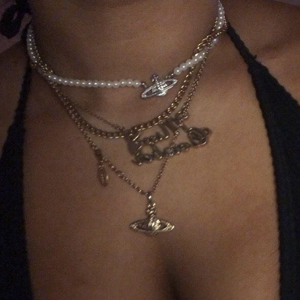 Madison beer vivienne best sale westwood pearl necklace