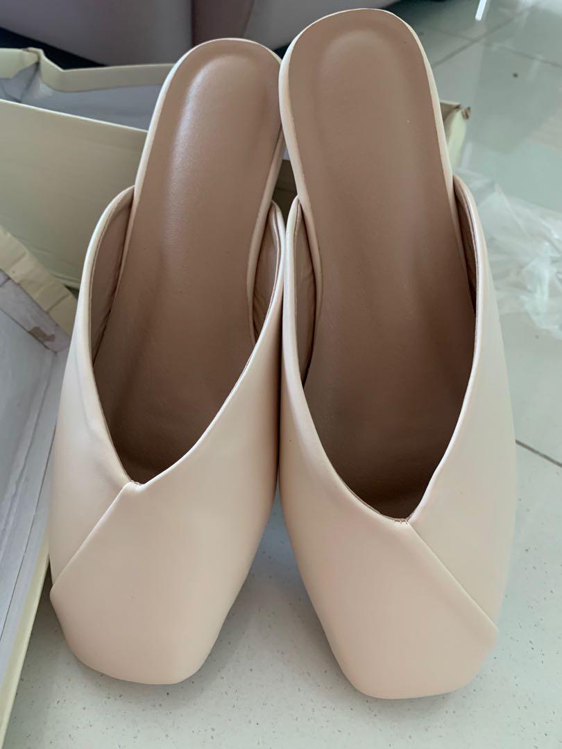 nude flat mules