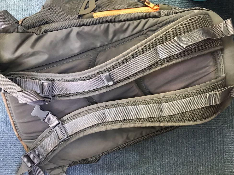 Visvim ballistic 20l （分類：腰袋、手提袋、小袋）位於 Hong Kong。 由 .authenticgoods. 提交（商品編號 1035451489，圖片 2）。簡介： 。