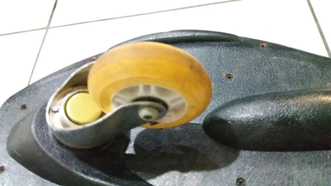 Waveboard (Category: Skates, Rollerblades & Scooters) located in Klang. Submitted by stig71 (Listing ID 1035459712, Image 3). Description: Used but still very new. Kid outgrown it..