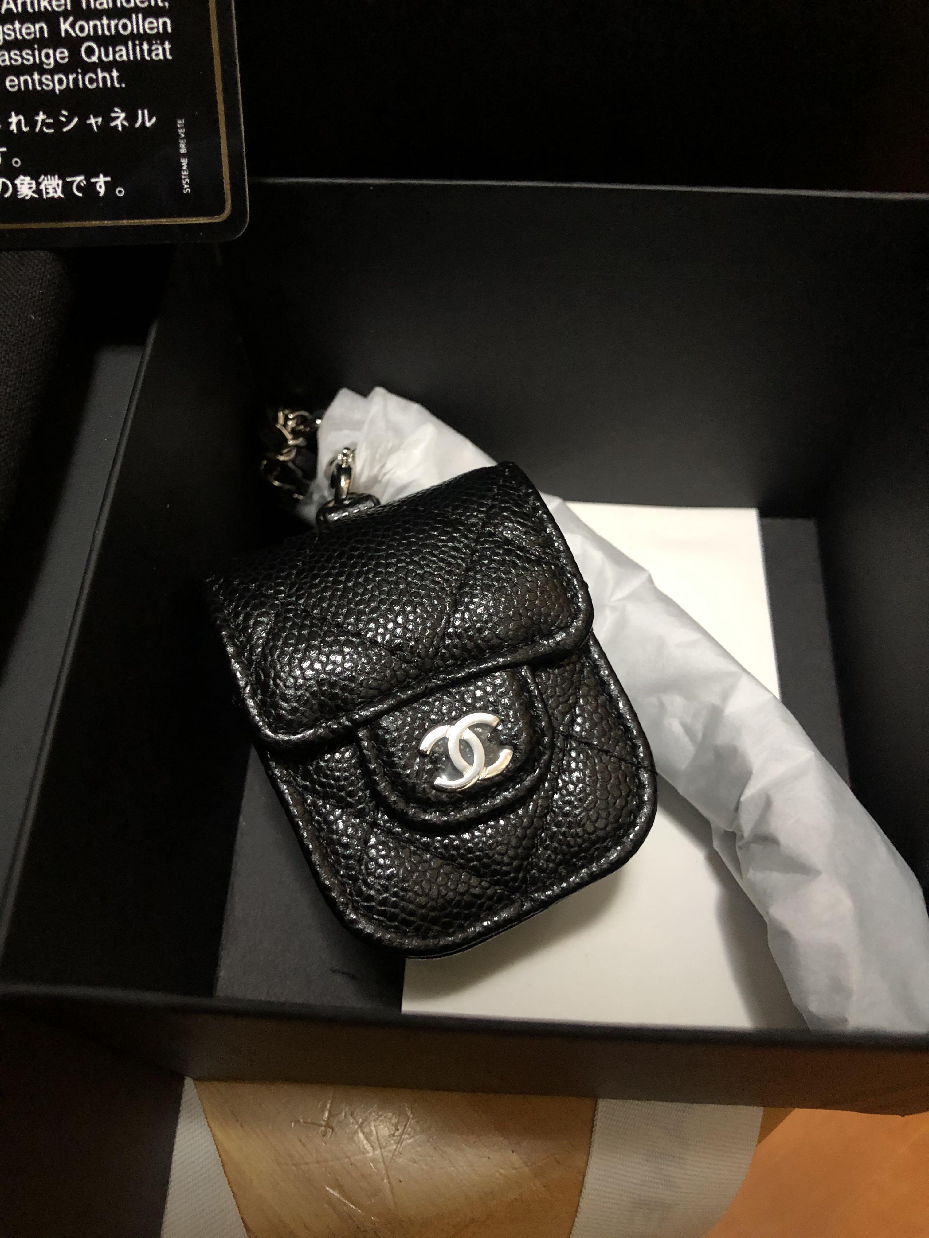 全新真品熱搶款Chanel AirPods Case with Chain 黑色牛皮荔枝皮菱格銀扣連銀鏈AirPod 第一代收納盒, 名牌,  手袋及銀包- Carousell