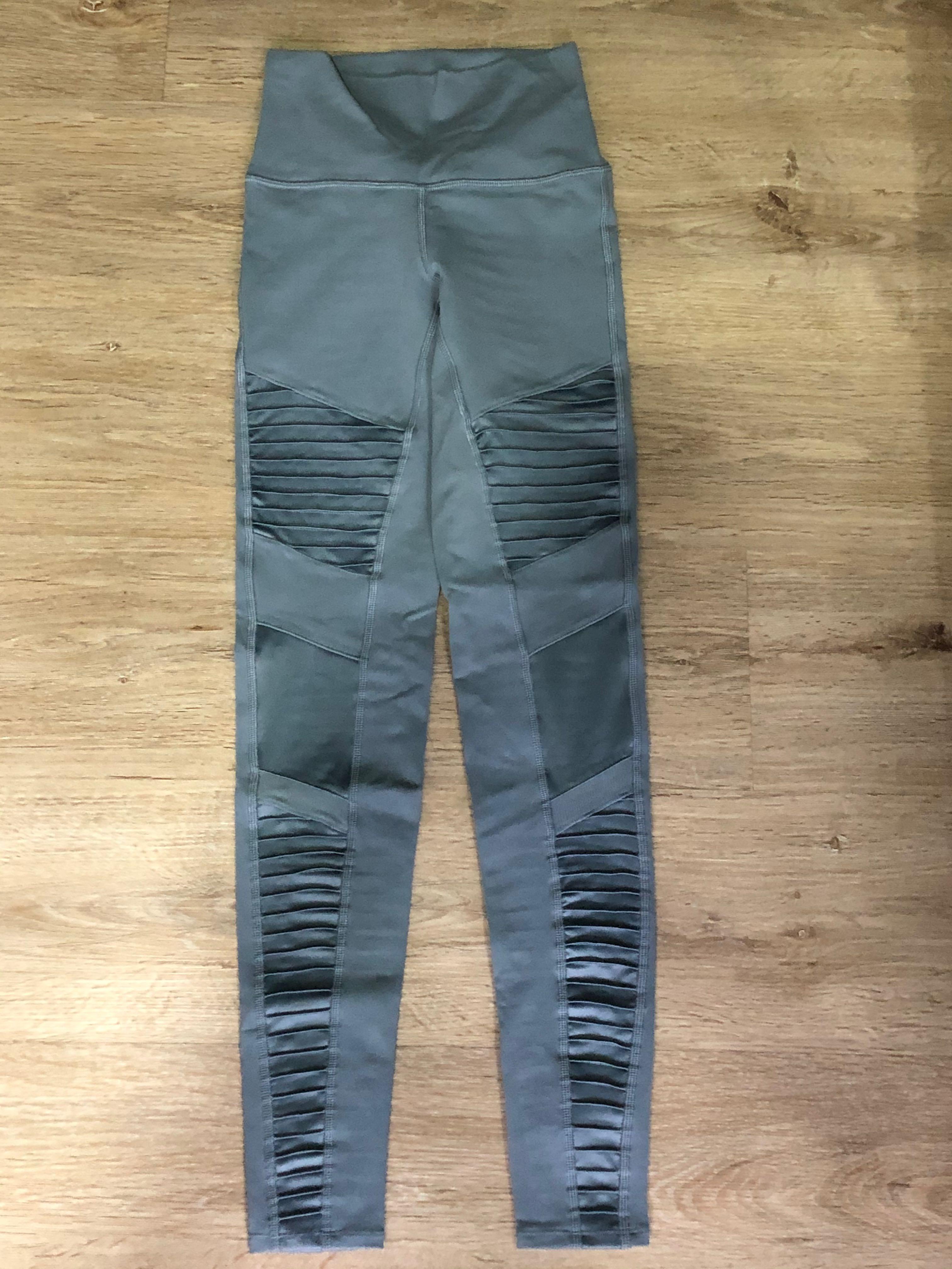 alo leggings (Category: Activewear) located in Singapore. Submitted by dawwnnn (Listing ID 1035664182, Image 1). Description: worn once size xs fits lululemon size 4.