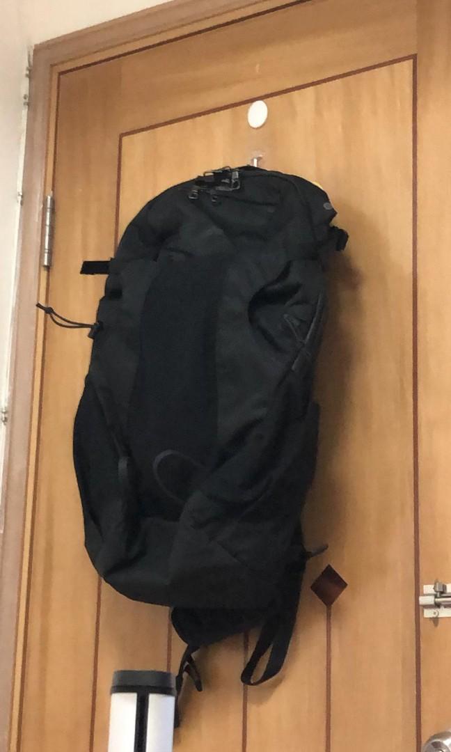 Venturesafe X34 Anti Theft Hiking Backpack