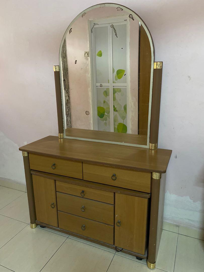 Dressing Table (Category: Tables & Sets) located in Kuala Lumpur. Submitted by farradasmiley (Listing ID 1035764899, Image 1). Description: Kabinet ni ada 2 unit bercantum atas ( meja & cermin) & drawer bawah Cermin x berapa cantik dh sebab dh lama Drawer bawah tu very good condition ada roda senang tolak Boleh masuk kereta ie exora .