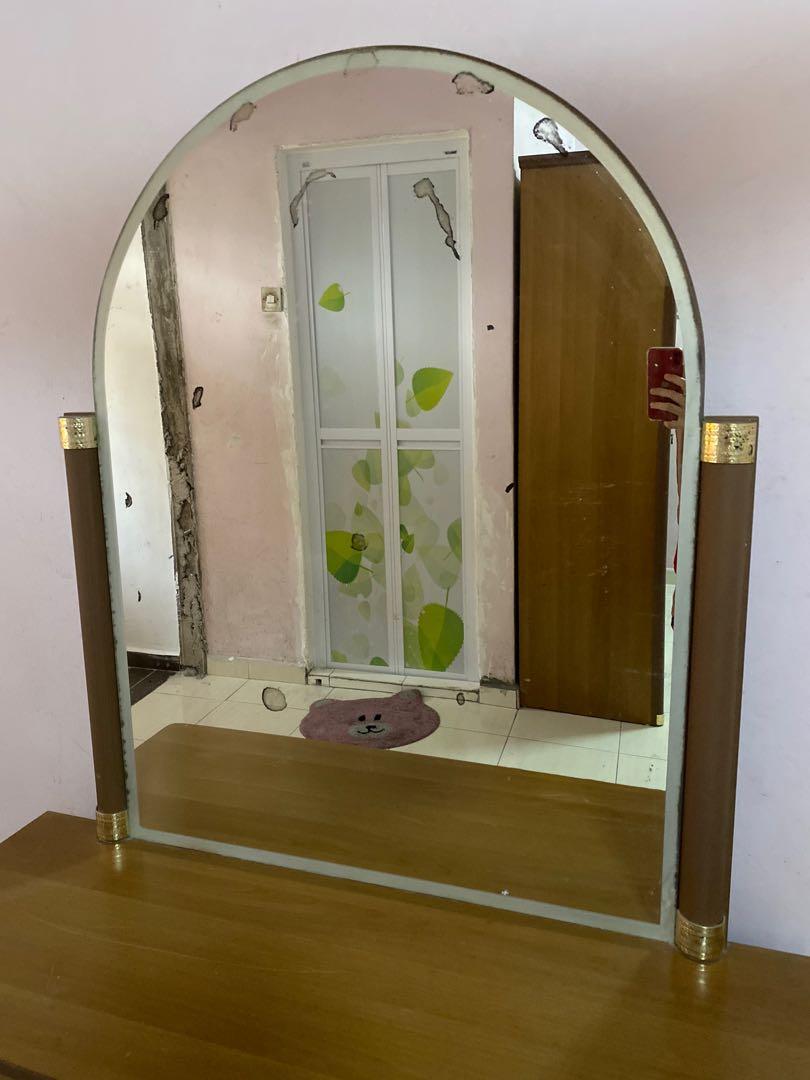 Dressing Table (Category: Tables & Sets) located in Kuala Lumpur. Submitted by farradasmiley (Listing ID 1035764899, Image 3). Description: Kabinet ni ada 2 unit bercantum atas ( meja & cermin) & drawer bawah Cermin x berapa cantik dh sebab dh lama Drawer bawah tu very good condition ada roda senang tolak Boleh masuk kereta ie exora .