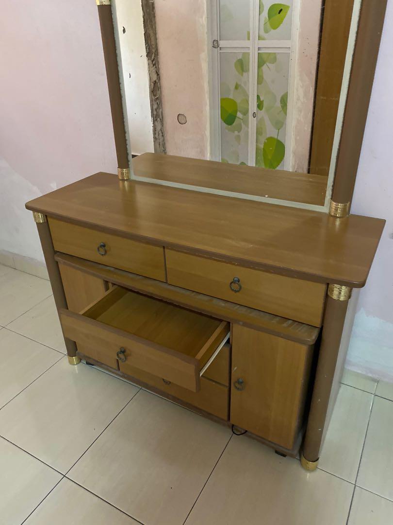 Dressing Table (Category: Tables & Sets) located in Kuala Lumpur. Submitted by farradasmiley (Listing ID 1035764899, Image 2). Description: Kabinet ni ada 2 unit bercantum atas ( meja & cermin) & drawer bawah Cermin x berapa cantik dh sebab dh lama Drawer bawah tu very good condition ada roda senang tolak Boleh masuk kereta ie exora .