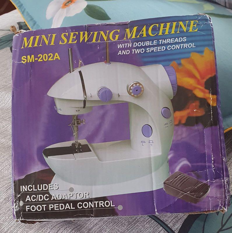 Mini sewing machine, Hobbies & Toys, Stationery & Craft, Craft Supplies