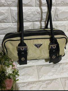Prada Shoulder Authentic, Nylon mix Leather, 29×14×10 cm,  sedikit Kotor pemakaian saja/wajar,  Kondisi 90% Ok,Bag only