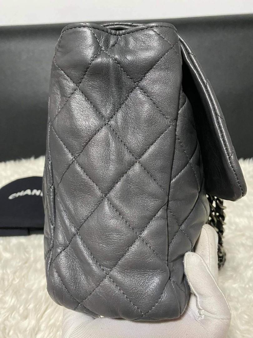 Auth Chanel flap (Category: Luxury Bags & Wallets) located in Davao. Submitted by gingerdust (Listing ID 1035999290, Image 3). Description: .