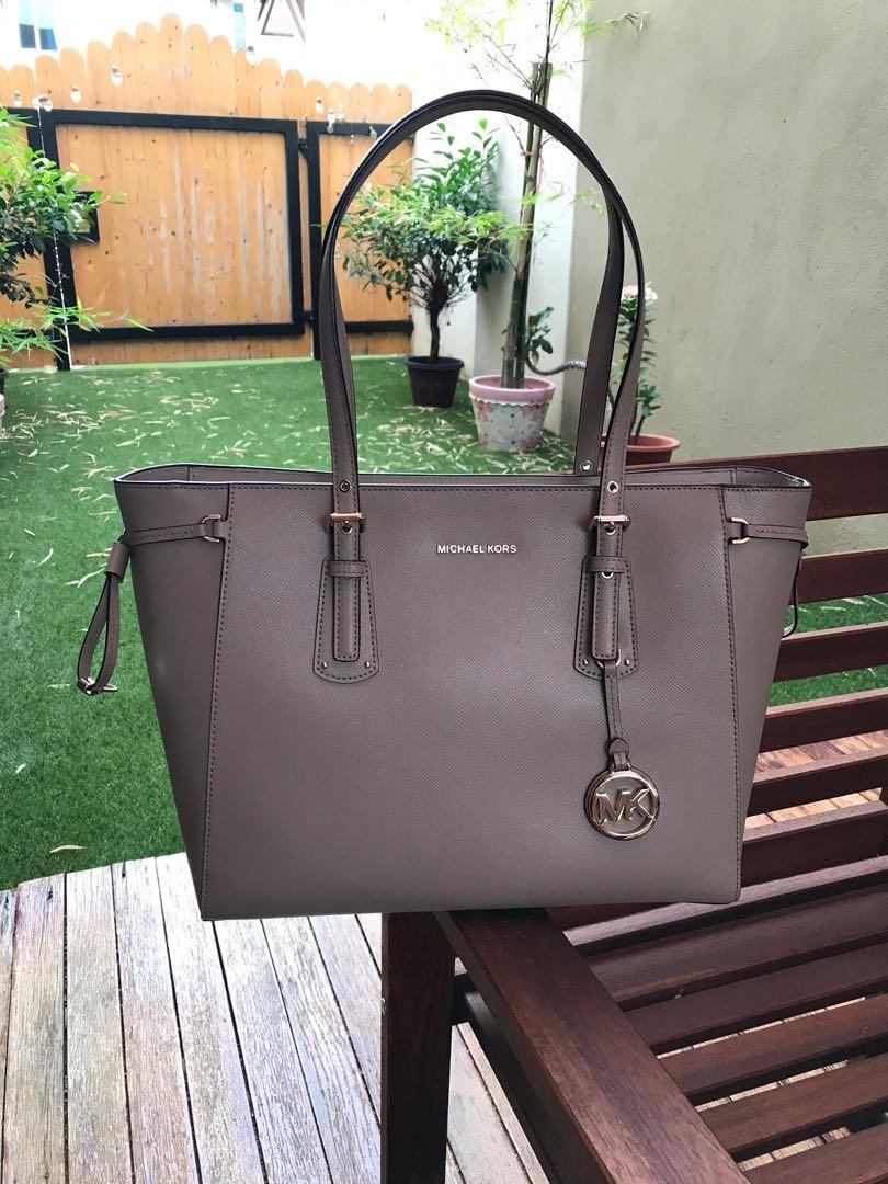 Michael Kors Voyager tote, Luxury, Bags & Wallets on Carousell