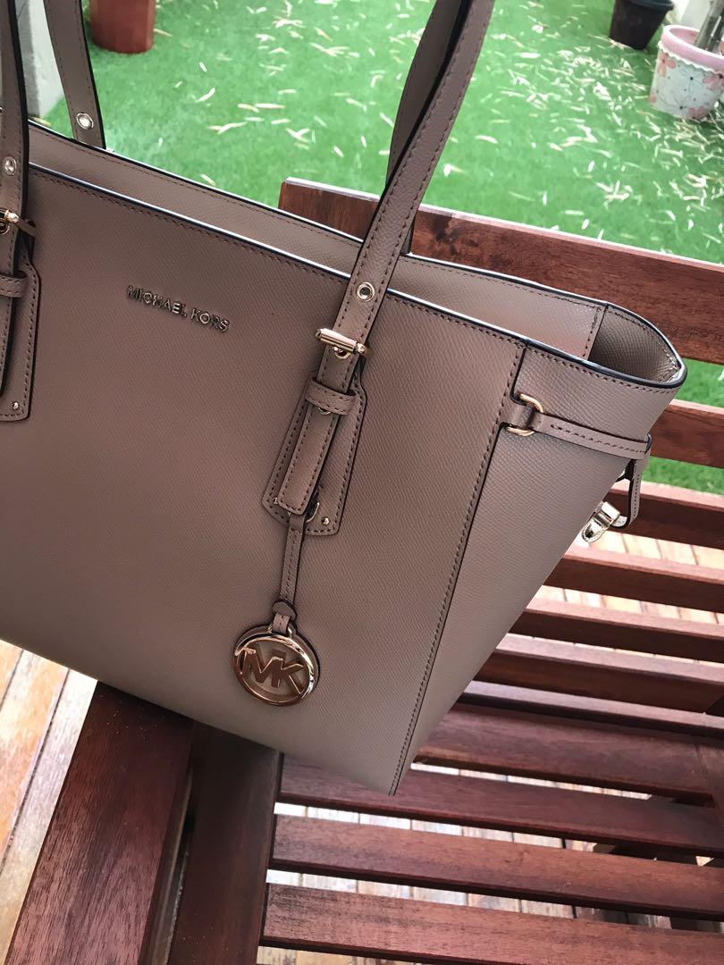 Ready Stock MY Michael Kors Voyager Tote in Navy RM549