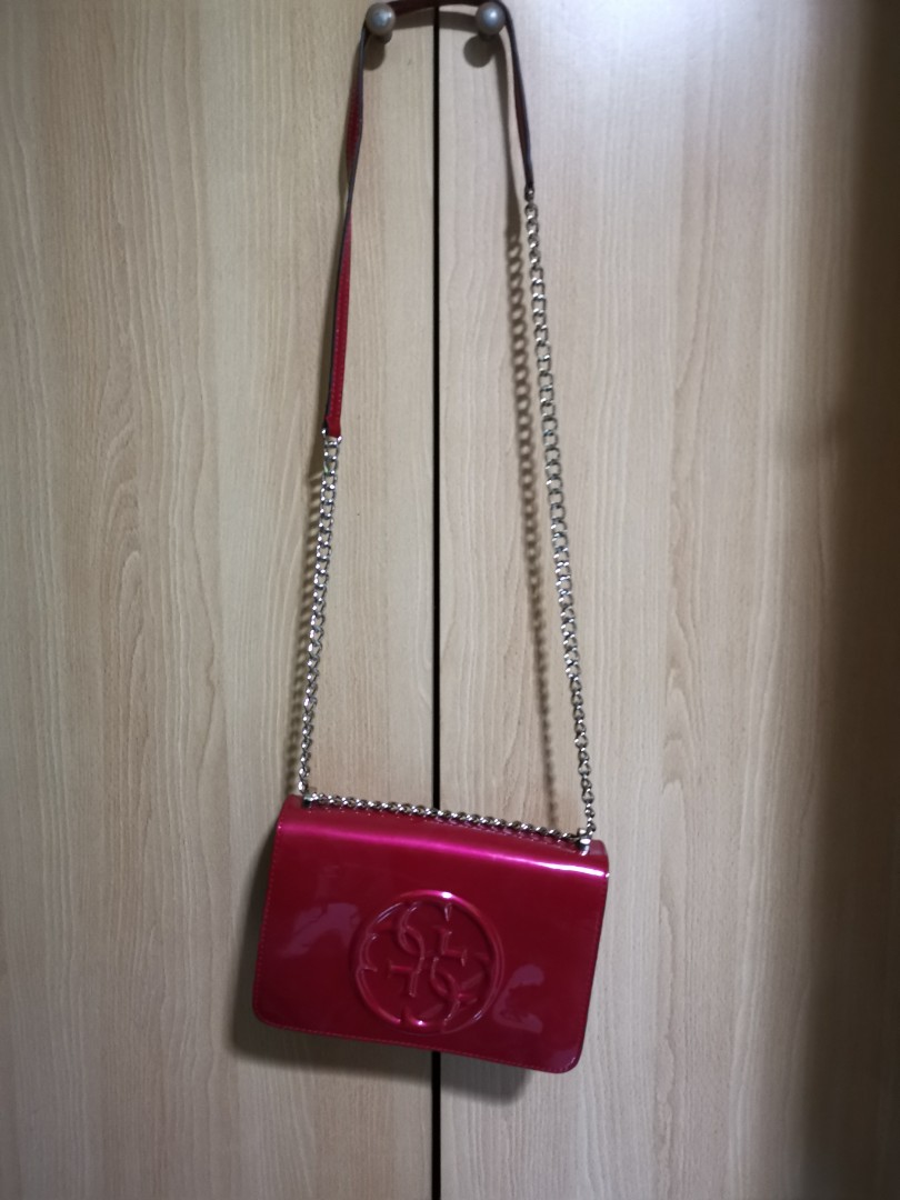 Red best sale bag guess