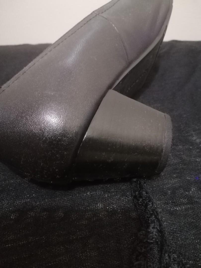 Hush Puppies Black shoes (Category: Heels) located in Paranaque City. Submitted by cling20 (Listing ID 1036289709, Image 3). Description: Used a few times only Can fit size 8.5 to 9 No flaw Message me if you have further queries. #wfsale.
