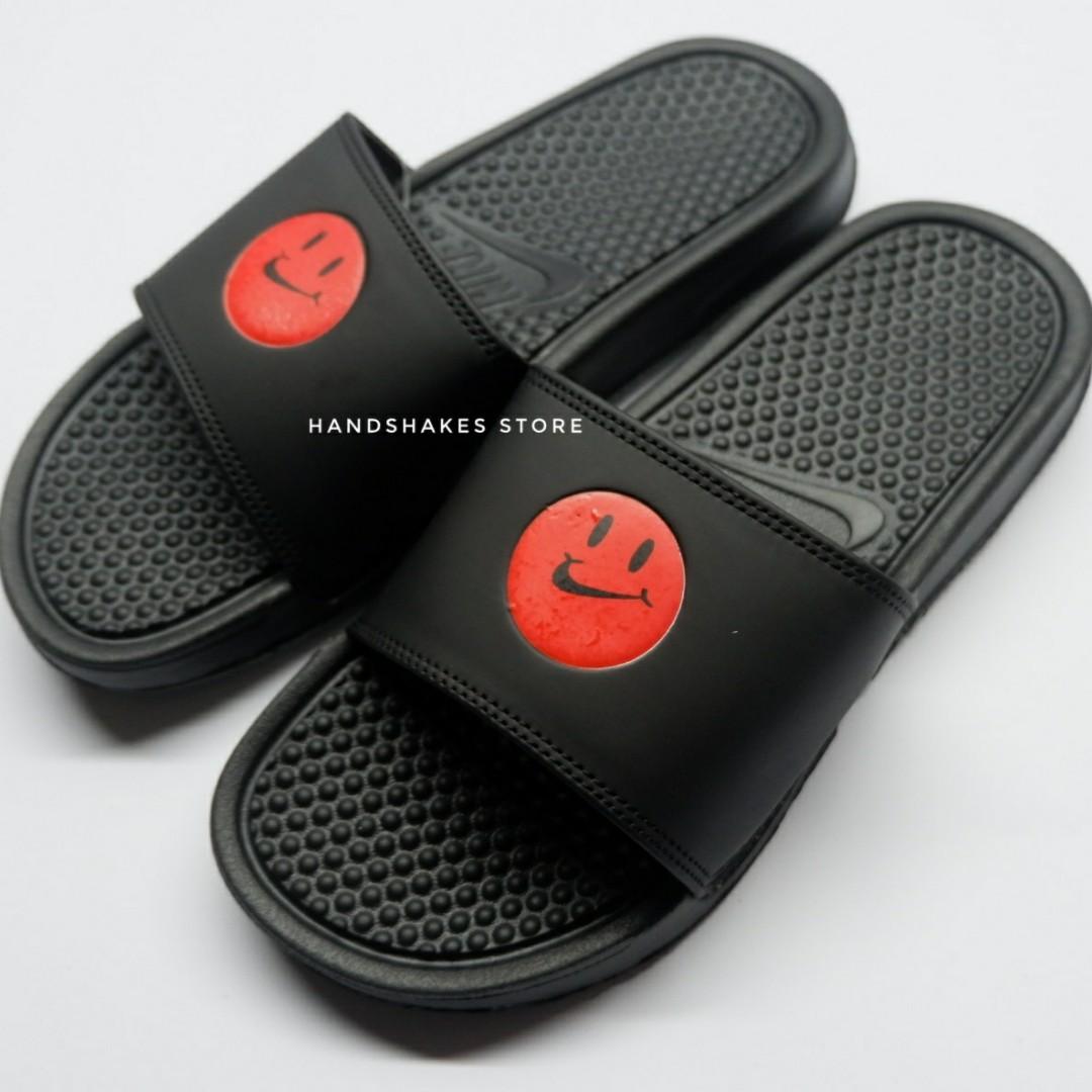 nike benassi smiley