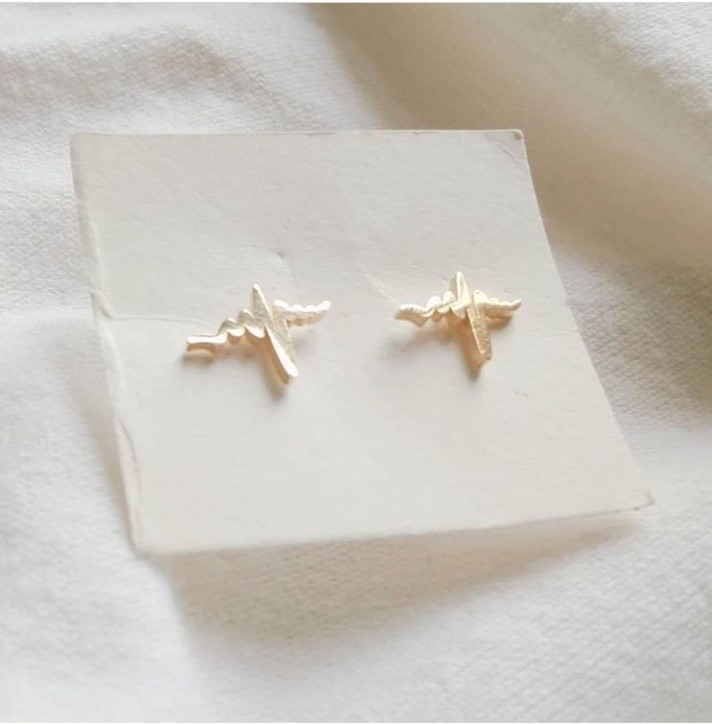 SMALL AESTHETIC HEARTBEAT EARRINGS 