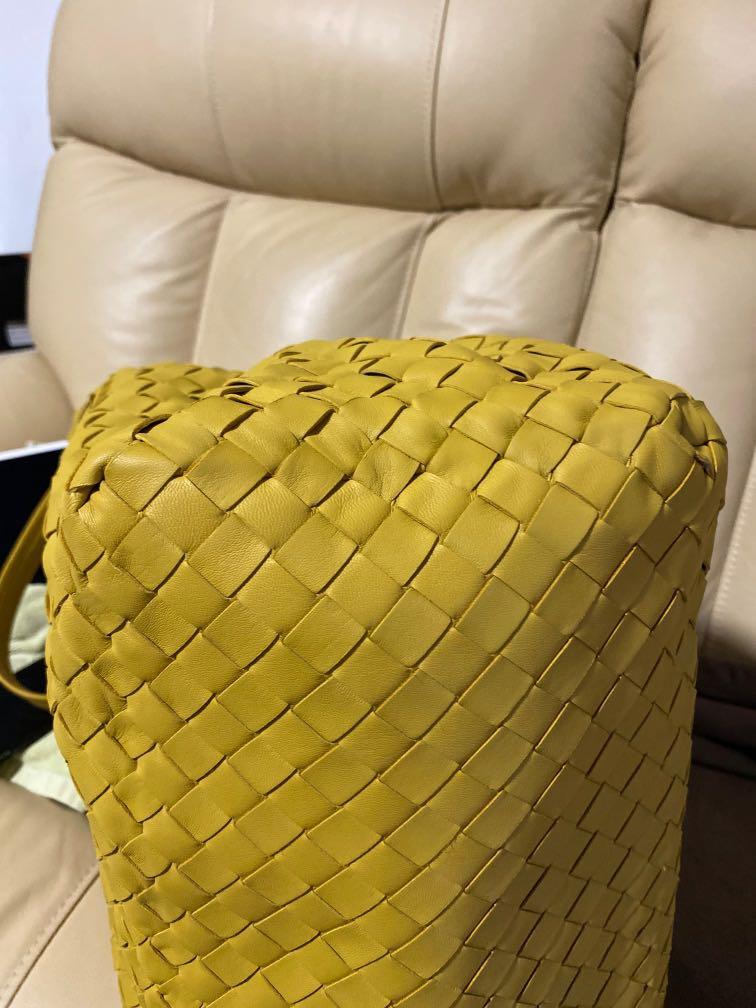 Bottega Veneta Cabas Tote Bag （分類：手袋及銀包）位於 Hong Kong。 由 yy506 提交（商品編號 1032622486，圖片 3）。簡介： 95% new Used for few times only 四角完好 有卡 有填充物 上年seasonal 款。