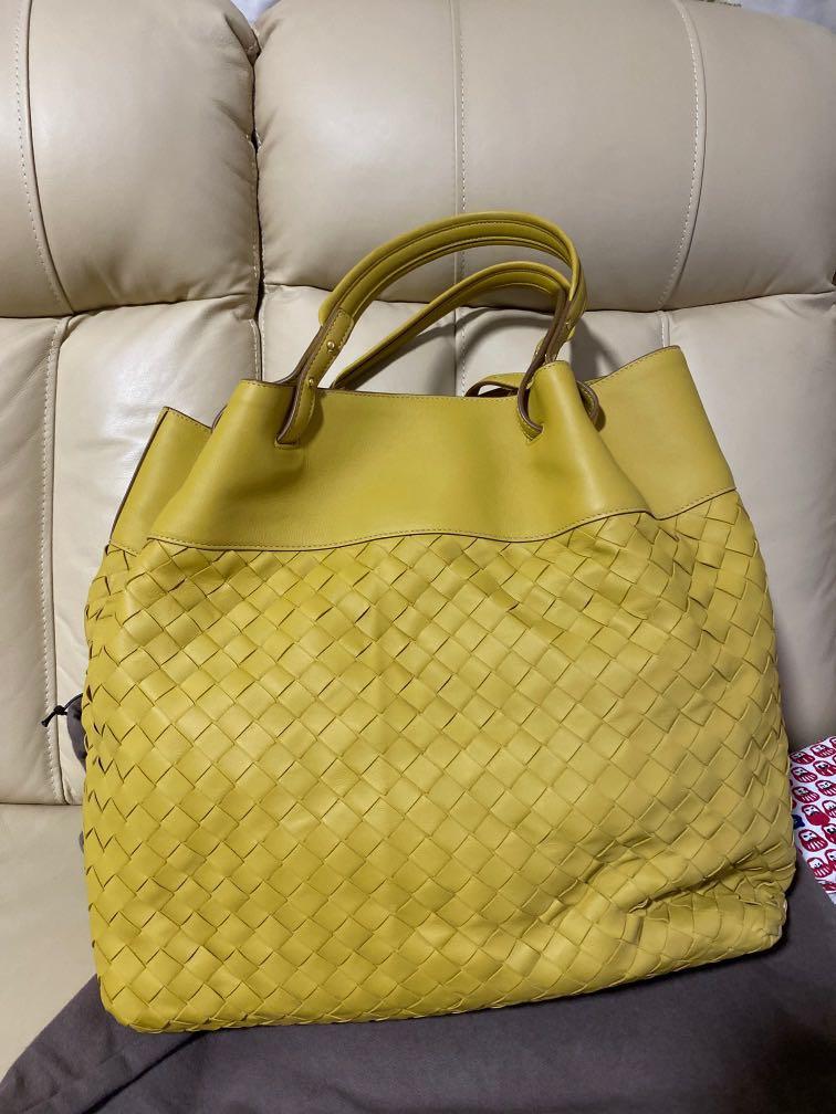 Bottega Veneta Cabas Tote Bag （分類：手袋及銀包）位於 Hong Kong。 由 yy506 提交（商品編號 1032622486，圖片 2）。簡介： 95% new Used for few times only 四角完好 有卡 有填充物 上年seasonal 款。