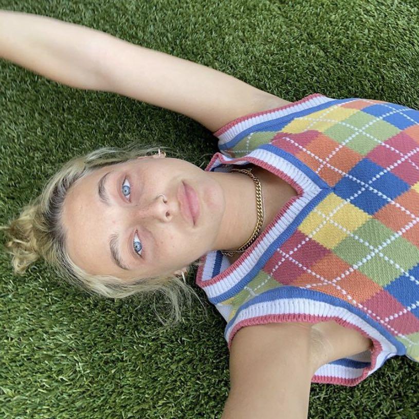 Emma chamberlain rainbow sweater hotsell